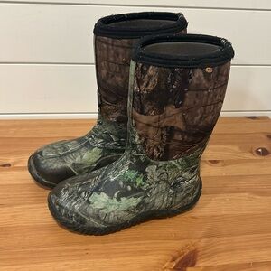 Youth Bog camo boots